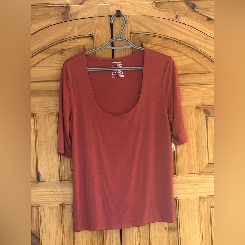 NWT LE CHATEAU Low Cut Raspberry 3/4 Tee